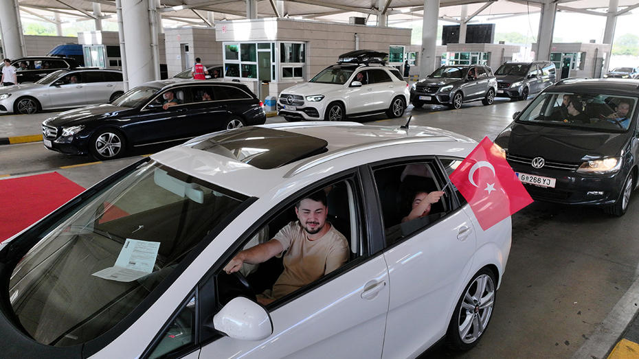 Sınır kapısında büyük sevinç: "İki yıldır içimde tutuyorum sevincimi, hep bu anı bekledim"