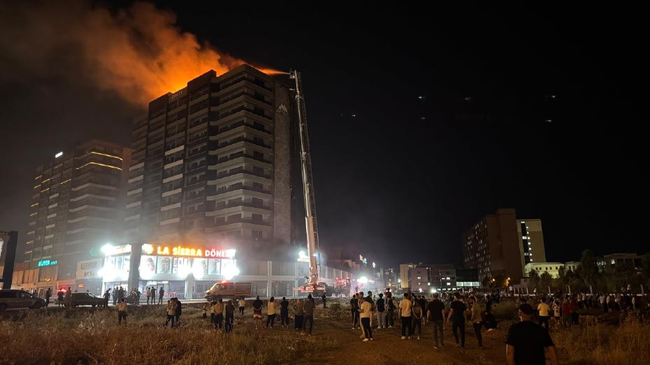 Diyarbakır'daki Plazada Yangın Çıktı: 5 Kişi Duman Paramesiyle Etkilendi