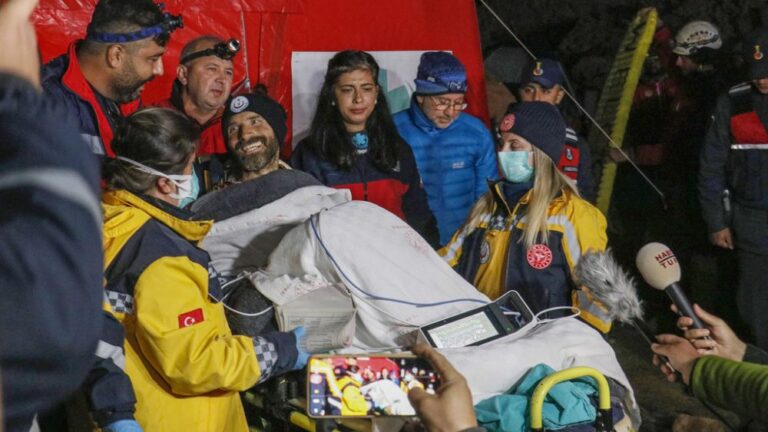 Mersin’de mağarada mahsur kalan Amerikalı dağcı Mark Dickey 9 günlük operasyonla kurtarıldı