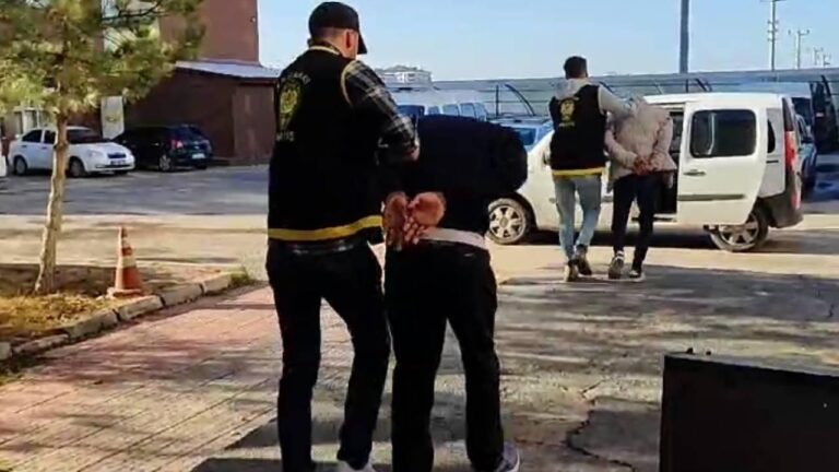 Adana’da otomobilinde uyuşturucuyla yakalanan sanığa 10 yıl hapis cezası verildi