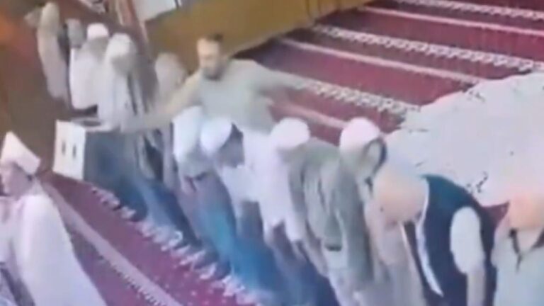 İmamı tabureyle vurdu, müminler yelpazeyle kovaladı