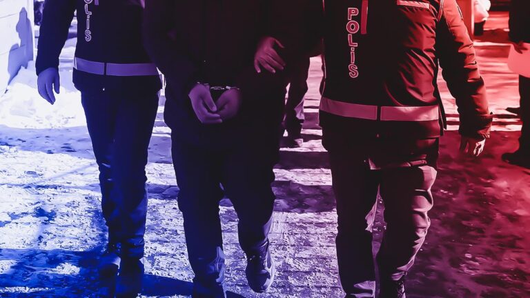 İzmir merkezli dolandırıcılık operasyonu: 6 tutuklama